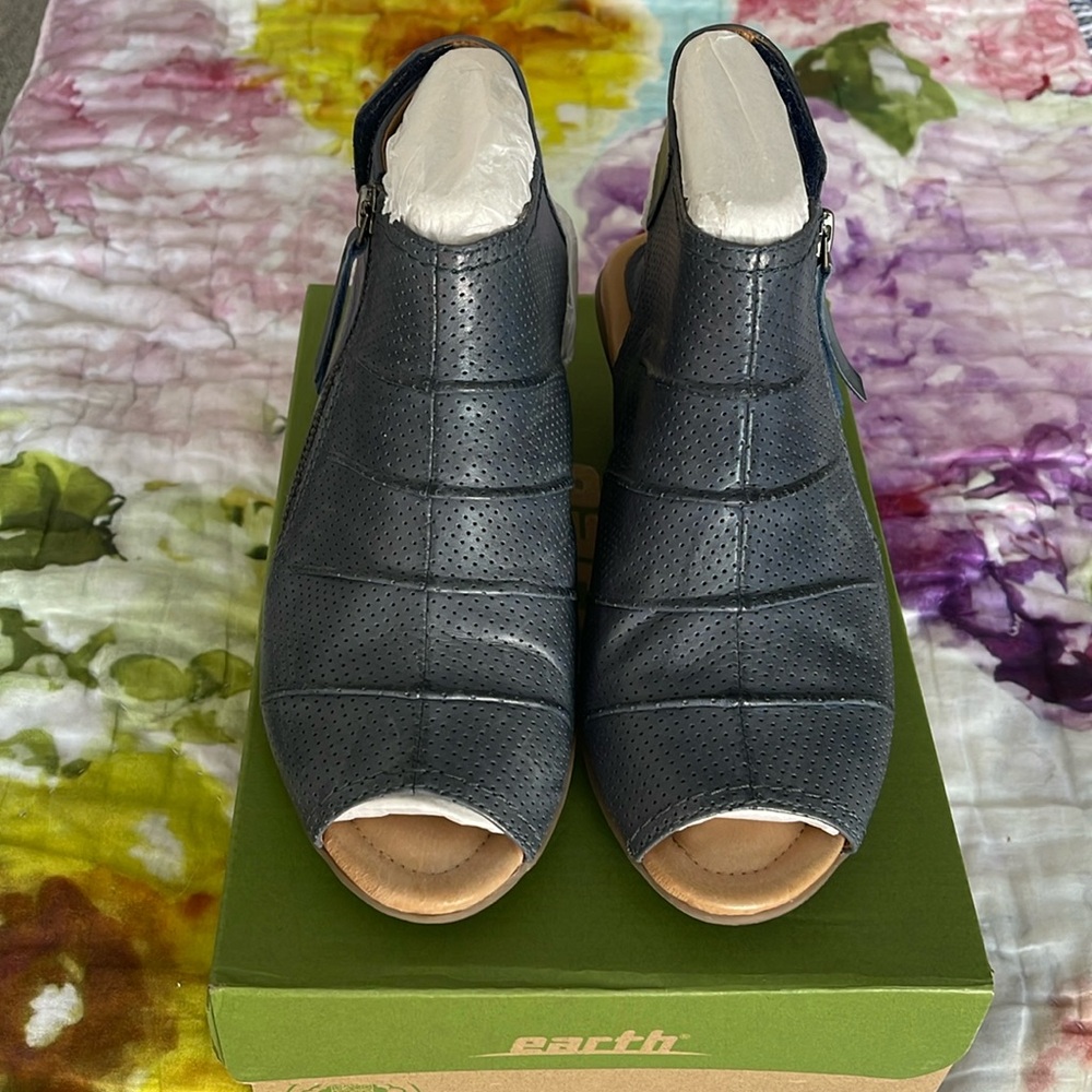 Earth full grain genuine leather sandals!